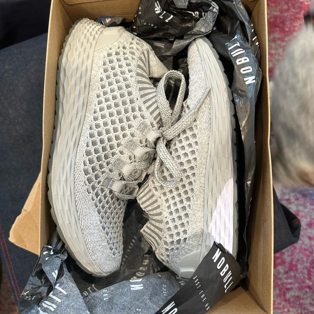 Brand new never worn NOBULL runners size 8